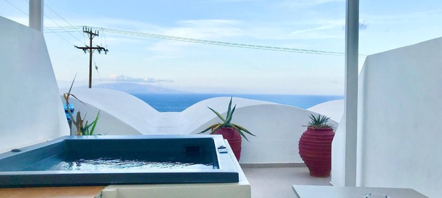 Muses Cycladic Suites - Two Level Maisonette with Sea view & Seasonal Hot Tub in Oía
