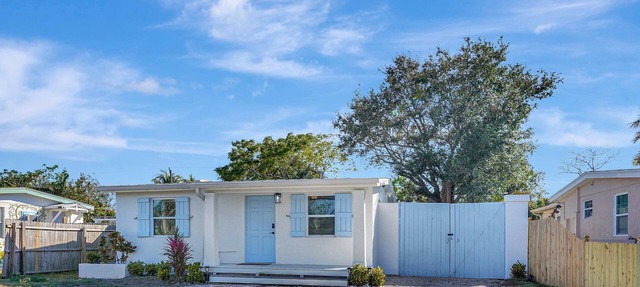 Near DownTown & Napes Beach! Cottage House 2QueenBeds Fenced Back Yard with deck in Naples