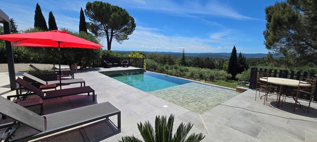 NEW accommodation, panoramic view, overflowing swimming pool, beautiful village in Cotignac