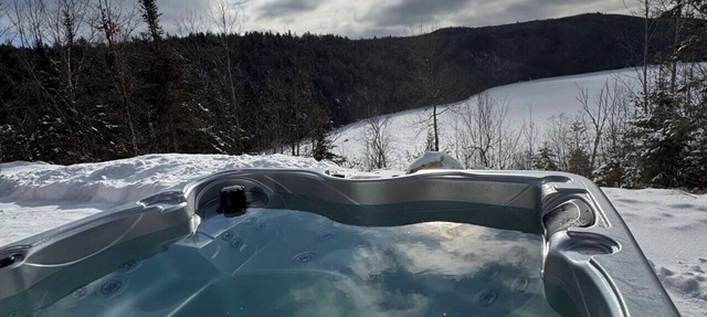 NEW! Lakefront Paradise: Spacious 5-Bedroom Retreat with Hot Tub Bliss in Val-des-Monts