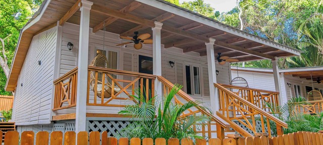 New Luxury Villa 8 min beach walk Pool+Grill Near West Bay in Roatan