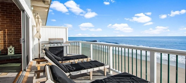 New Superior Malibu Road Oceanfront Townhouse PRIVATE BEACH in Malibu