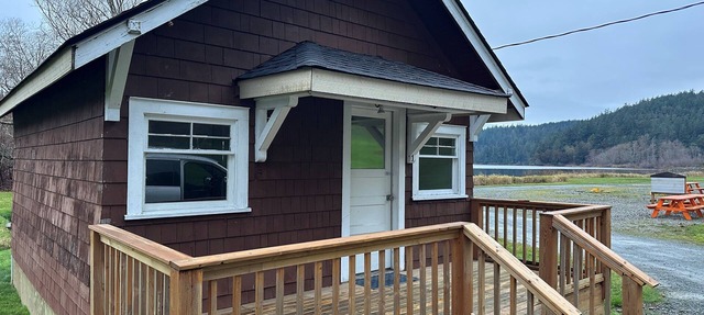 Newly remodeled 1-bedroom lakeside cabin in Anacortes perfect for 1 or 2 people in Anacortes