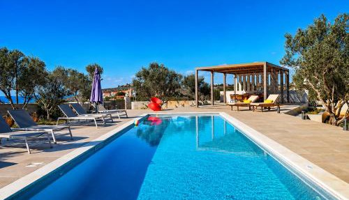 Niki Luxury Suites Pool Resort 200m From Beach in Chorafakia