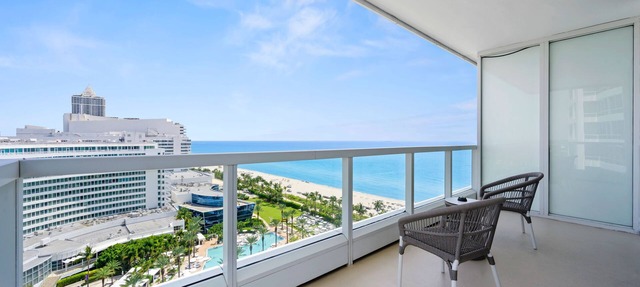 Ocean View Sorrento Studio at Fontainebleau/Balcony & Resort Access in Miami Beach