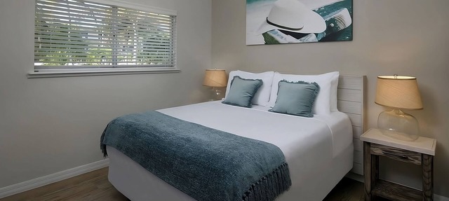 Oceanfront Studio Queen w/Kitchenette, Pool, Free Parking & Pet Friendly in Islamorada