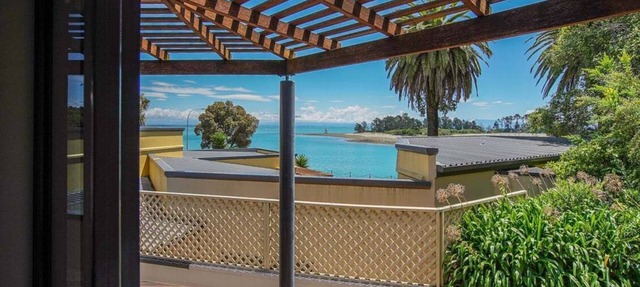 On the Rocks - Nelson Waterfront Holiday Home in Nelson
