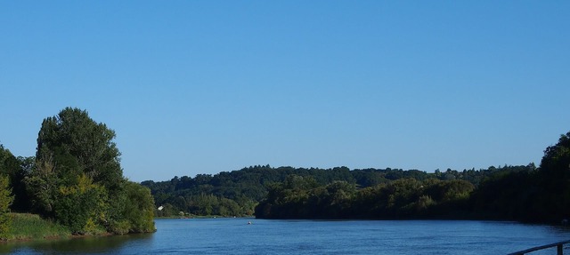 Opposite Saint-Emilion, by the river, in the heart of the Bordeaux vineyards in Cabara