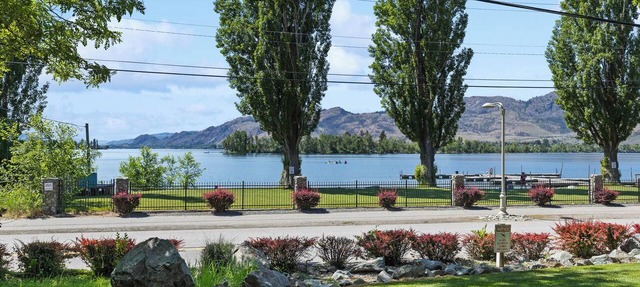Osoyoos Lakeview Getaway/2 King Beds/Pool & Hot Tub/Garage/Pet Friendly in Osoyoos