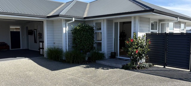 Papamoa Paradise – Sun, Sand & Style! in Papamoa