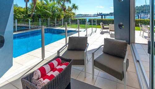 Pavillions 17 Waterfront with Private Pool and Buggy in Hamilton Island