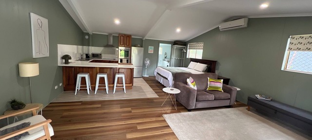 Peaceful studio located on 5 acres in central Mount Barker, 8 mins walk to shops in Mount Barker