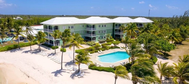 Penthouse 2 Bd/Bth Beachfront Condo w/Heated Pool in North Side