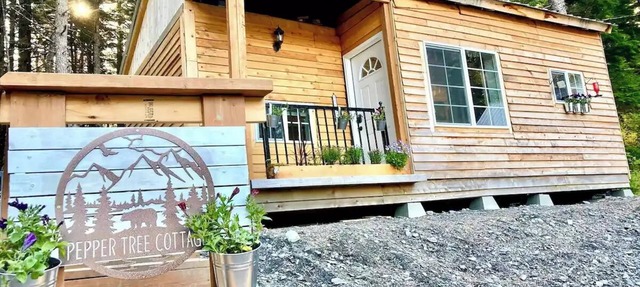 Pepper Tree Cottage - Breakfast Included in Seward