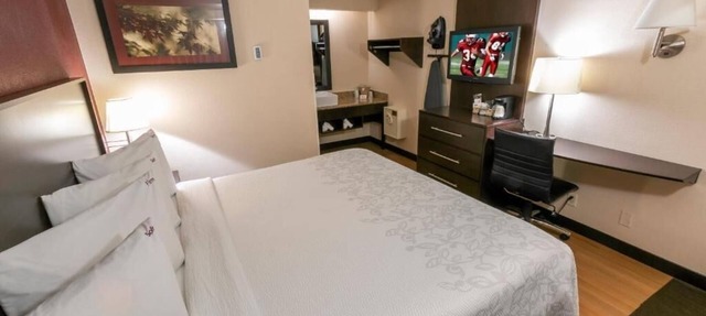 Pet-Friendly 2-Room Stay Near Downtown Columbus & Major Attractions in Columbus