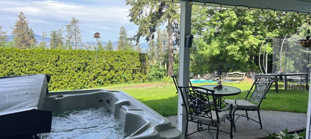Pet Friendly Lakeview Suite with Private Hot Tub in Kelowna