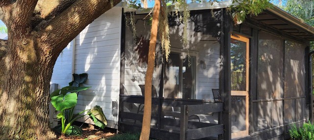 Pine Forest Studio, serene winding lane to cozy retreat. in Eustis
