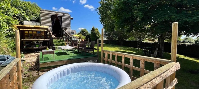 Pod - Sleeps 2 - Jacuzzi - Parking - Garden in colombiers du plessis