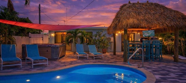 Pool, Spa, 50’ Dock, Game Room & Tiki Hut! in Marathon