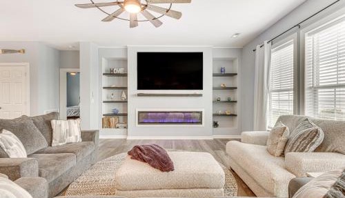 Private Beach & Deck: Bayfront Home in Hayes! in Yorktown