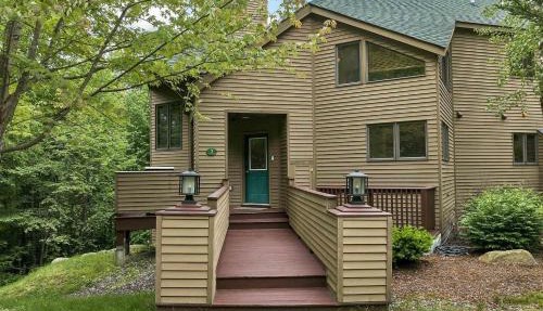 Private end unit Townhome in Bretton Woods in Carroll