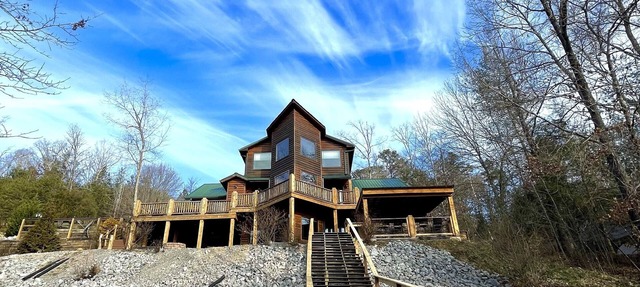 Private indoor pool Spacious Upgraded Lake Cabin. Perfect for Family Gatherings in Dayton