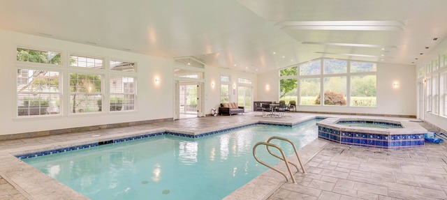 Private Pond & Indoor Pool: Grand Arlington Villa! in Arlington