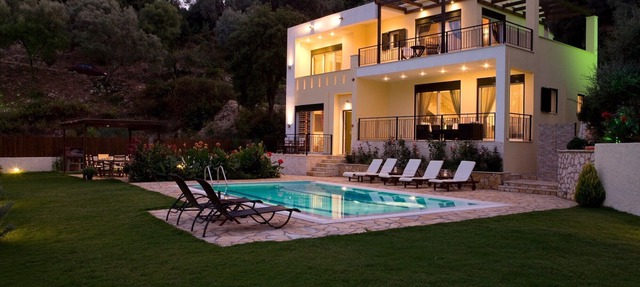 Private Sunrise Villa with Pool & Garden – 5 mins walk to Beach, Peaceful Escape in Lefkada