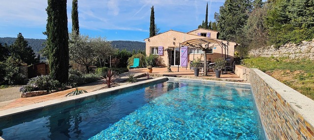 Provençal villa for 8 people, with a magnificent, unobstructed view and a heated pool in Salernes