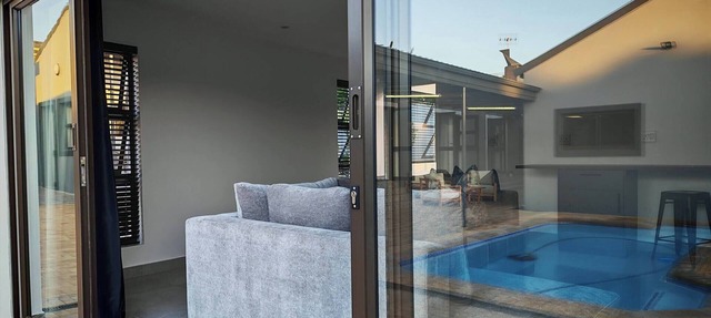 Queen Comfort Courtyard Room with Private Bathroom in Cape Town