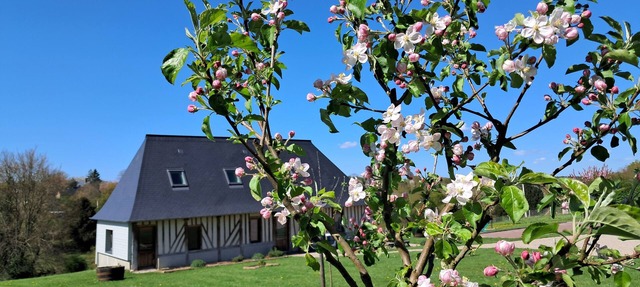 Quiet country house overlooking the valley in Selles