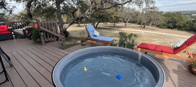 Quiet, cozy 2 BR cottage w/pool & gorgeous views in Marble Falls