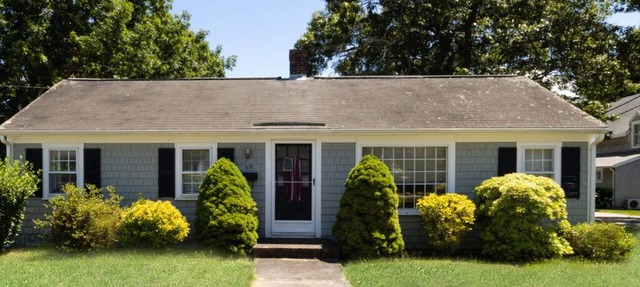 Quintessential Cape Cottage. Block from the beach in Falmouth