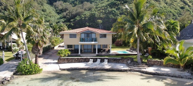 Relax on the Oceanfront porch or wake up to the sound of waves on your balcony in Moorea-Maiao