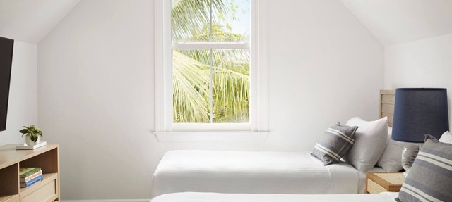 Relaxing Beach Getaway, 2BR Villa, with Onsite Pools, Onsite Parking, Shuttle! in Key West