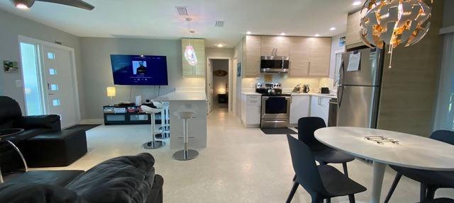 Relaxing FUN Home- short walk to Rainbow River in Dunnellon