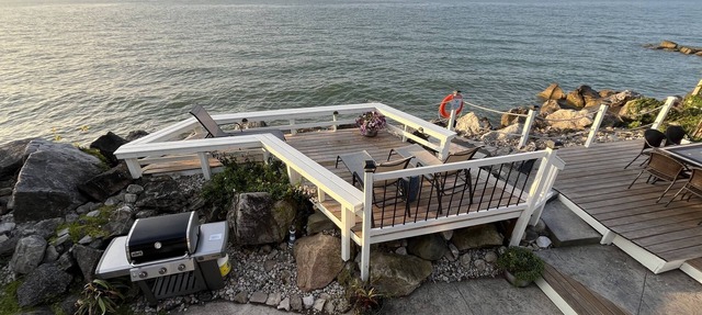 Relaxing lakefront cottage near wineries and beach in Kingsville