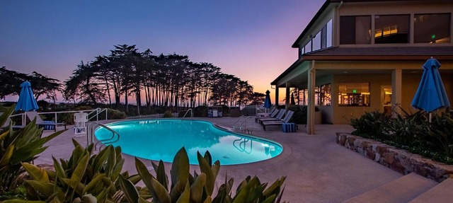 Relaxing Oceanview Studio w/Private Balcony, Pool Access, Steps from the Beach in Aptos