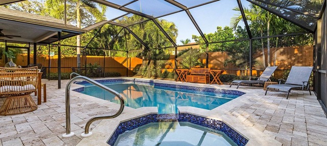 Renovated Villa less than 1 mile to beach with Pool & Spa! Dog Friendly! in Naples