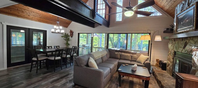 Riverfront Cabin near Rainbow Springs 5BR 4BA Sleeps 16 Hot Tub Kayaks Game Room in Dunnellon