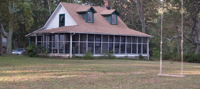 Riverfront - Rustic Cottage - 3+ acres - Wide Private Beach in Topping