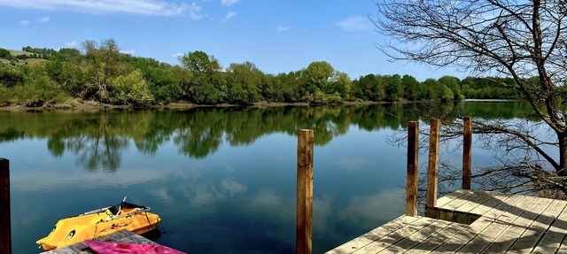 Riverhouse with pedal boat, canoës , direct accès river, bicycles, fishing rods in Tourville-la-Rivière