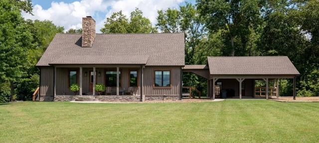 Riverside house on a Duck River ranch: fishing lake, horses, covered deck in Normandy