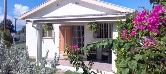*Rockley Cottage* 4min walk to beach- steps from it all! in Bridgetown
