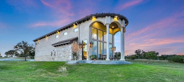 Romantic getaway! Or bring the family to tour the Texas Hill Country! in Spicewood
