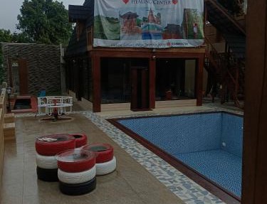 Rumah kayu healing di kaki gunung Salak in Gunungbunder