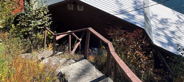 Rustic 3 season classic 1960s camp on gorgeous Vermont lake. Pet friendly. in Calais