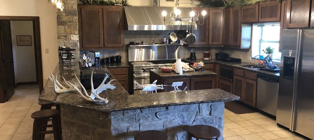 Rustic Lodge on 100 acre ranch between College Station and Waco in Calvert