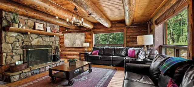 Rustic & Spacious Log Cabin w/Private Hot Tub, Amazing Views, 4 Miles to Ski in Durango