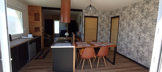 Seaside accommodation, 300 m walk from the beach with private parking in Créances